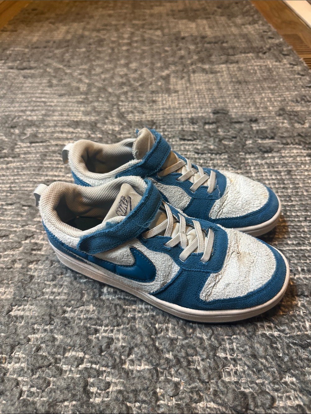Nike Kids Blue and White Sneakers with Hook-and-Loop Strap